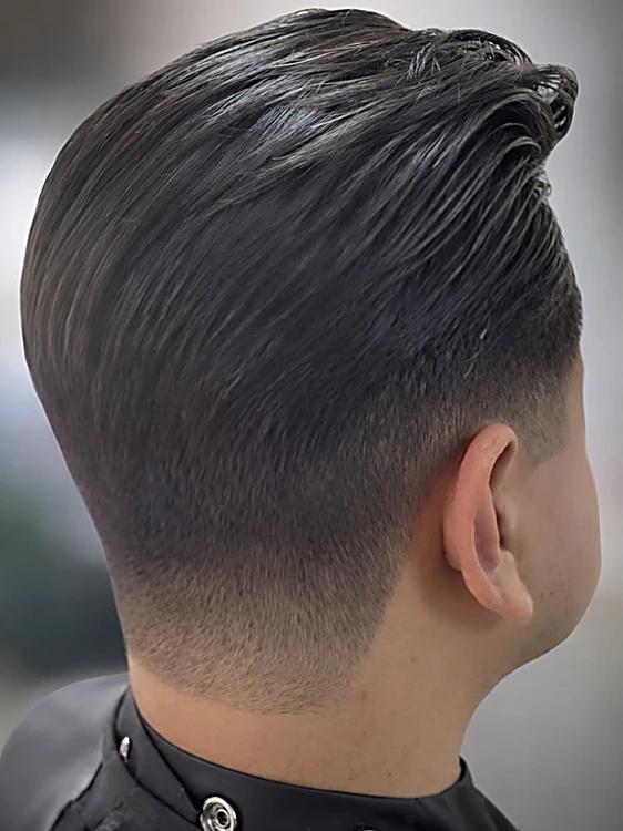 Corte de caballero peinado hacia atrás