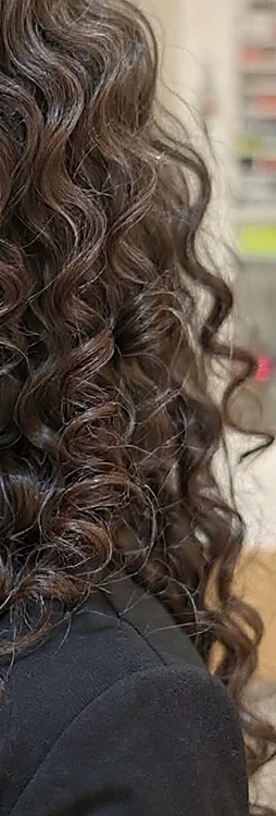 Rizos largos con ondas definidas
